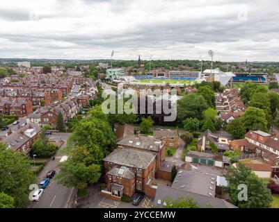 Foto aerea dell'Emerald Headingley Stadium e di una tipica città del Regno Unito che mostra file di case, sentieri e strade, prese sopra Headingley in Foto Stock