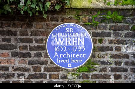 Targa blu commemorativa di Sir Christopher Wren, famoso architetto, su un muro di mattoni ricoperto di edera e muschio a Richmond, Surrey, Regno Unito Foto Stock