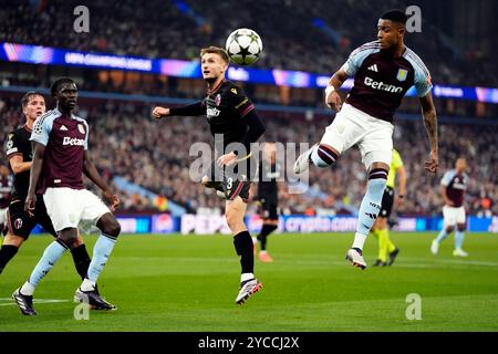 Stefan Posch di Bologna si allontana dall'Ezri Konsa di Aston Villa (a destra) durante la partita della fase a gironi della UEFA Champions League a Villa Park, Birmingham. Data foto: Martedì 22 ottobre 2024. Foto Stock