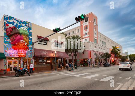 Miami, Florida, Stati Uniti - vivace vita notturna lungo Calle 8 a Little Havana, Miami Foto Stock