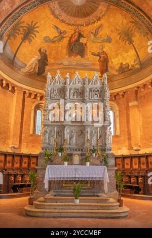 PAVIA, ITALIA - 9 SETTEMBRE 2024: La tomba di Sant'Agostino con il reliquiario nella basilica di San Pietro in Ciel d'Oro Giovanni di Balduccio Foto Stock