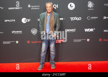 Colonia, Germania. 22 ottobre 2024. Udo Kier, un attore tedesco, è visto sul tappeto rosso durante la fotochiamata di ''Swan Song'' al Film Palast di Colonia, Germania, il 22 ottobre 2024, durante il Festival del cinema di Colonia 2024 (foto di Ying Tang/NurPhoto). Crediti: NurPhoto SRL/Alamy Live News Foto Stock