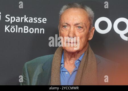 Colonia, Germania. 22 ottobre 2024. Udo Kier, un attore tedesco, è visto sul tappeto rosso durante la fotochiamata di ''Swan Song'' al Film Palast di Colonia, Germania, il 22 ottobre 2024, durante il Festival del cinema di Colonia 2024 (foto di Ying Tang/NurPhoto). Crediti: NurPhoto SRL/Alamy Live News Foto Stock