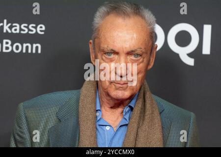 Colonia, Germania. 22 ottobre 2024. Udo Kier, un attore tedesco, è visto sul tappeto rosso durante la fotochiamata di ''Swan Song'' al Film Palast di Colonia, Germania, il 22 ottobre 2024, durante il Festival del cinema di Colonia 2024 (foto di Ying Tang/NurPhoto). Crediti: NurPhoto SRL/Alamy Live News Foto Stock