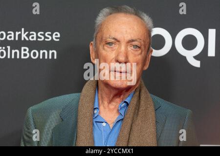 Colonia, Germania. 22 ottobre 2024. Udo Kier, un attore tedesco, è visto sul tappeto rosso durante la fotochiamata di ''Swan Song'' al Film Palast di Colonia, Germania, il 22 ottobre 2024, durante il Festival del cinema di Colonia 2024 (foto di Ying Tang/NurPhoto). Crediti: NurPhoto SRL/Alamy Live News Foto Stock