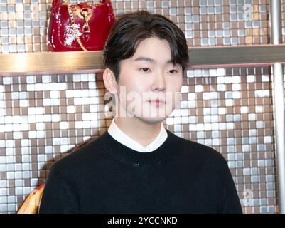 Seoul, Corea del Sud. 22 ottobre 2024. Il pianista sudcoreano Seong-Jin Cho partecipa a una chiamata fotografica per il mese della cultura GUCCI presso la casa GUCCI di Seoul, Corea del Sud, il 22 ottobre 2024. (Foto di: Lee Young-ho/Sipa USA) credito: SIPA USA/Alamy Live News Foto Stock
