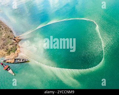 Rangamati, Rangamati, Bangladesh. 22 ottobre 2024. 22 ottobre 2024, Rangamati, Bangladesh:. Una vista aerea mostra le popolazioni tribali locali che pescano con barche e grandi reti colorate nel lago Kaptai a Rangamati, Bangladesh, il 22 ottobre 2024. (Credit Image: © Muhammad Amdad Hossain/ZUMA Press Wire) SOLO PER USO EDITORIALE! Non per USO commerciale! Foto Stock