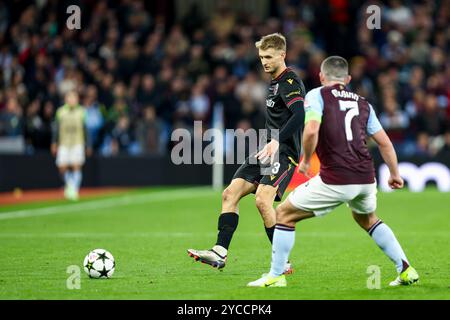 #3, Stefan Posch di Bologna in azione d'attacco durante la partita di UEFA Champions League, fase di League Stage tra l'Aston Villa e il Bologna FC 1909 al Villa Park di Birmingham martedì 22 ottobre 2024. (Foto: Stuart Leggett | mi News) crediti: MI News & Sport /Alamy Live News Foto Stock