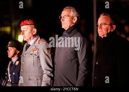 V.l.n.r. Carsten Breuer, General des Heeres der Bundeswehr, Jens Stoltenberg, NATO-Generalsekretaer, und Boris Pistorius SPD, Bundesminister der Verteidigung, aufgenommen im Rahmen des grossen Zapfenstreich fuer NATO-Generalsekretaer Jens Stoltenberg a Berlino, 22.10.2024. Fotografiert im Auftrag des Auswaertigen Amtes. Berlino Deutschland *** da sinistra a destra Carsten Breuer, generale dell'Esercito della Bundeswehr, Jens Stoltenberg, Segretario generale della NATO, e Boris Pistorius SPD, Ministro federale della difesa, fotografato durante il grande tatuaggio per il Segretario generale della NATO Jens Stoltenberg in B. Foto Stock