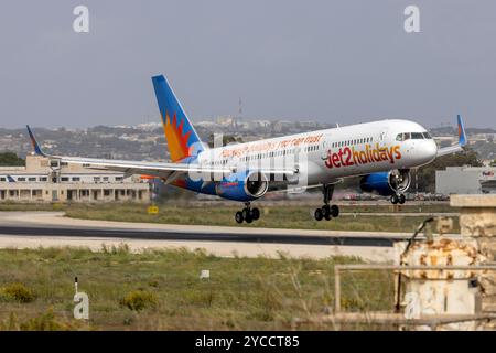 Jet2 Holidays Boeing 757-23N (REG: G-LSAK) pista di atterraggio 13. Foto Stock