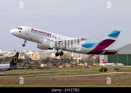 Eurowings Airbus A319-112 (REG: D-ABGQ) decollo dalla pista 13. Foto Stock