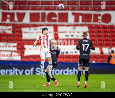 22 ottobre 2024; Bet365 Stadium, Stoke, Staffordshire, Inghilterra; campionato EFL di calcio, Stoke City contro Bristol City; Bae Jun-ho di Stoke City fa il tifo Foto Stock