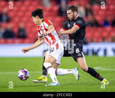 22 ottobre 2024; Bet365 Stadium, Stoke, Staffordshire, Inghilterra; EFL Championship Football, Stoke City contro Bristol City; Bae Jun-ho di Stoke City è placcato da Joe Williams di Bristol City Foto Stock