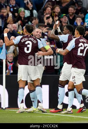 Birmingham, Regno Unito. 22 ottobre 2024. John McGinn dell'Aston Villa celebra il primo gol diretto da un calcio di punizione durante la partita di UEFA Champions League a Villa Park, Birmingham. Il credito per immagini dovrebbe essere: Andrew Yates/Sportimage Credit: Sportimage Ltd/Alamy Live News Foto Stock