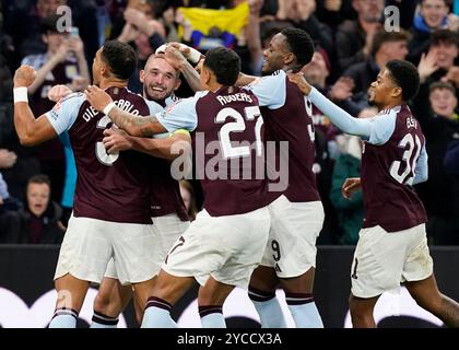 Birmingham, Regno Unito. 22 ottobre 2024. John McGinn dell'Aston Villa celebra il primo gol diretto da un calcio di punizione durante la partita di UEFA Champions League a Villa Park, Birmingham. Il credito per immagini dovrebbe essere: Andrew Yates/Sportimage Credit: Sportimage Ltd/Alamy Live News Foto Stock