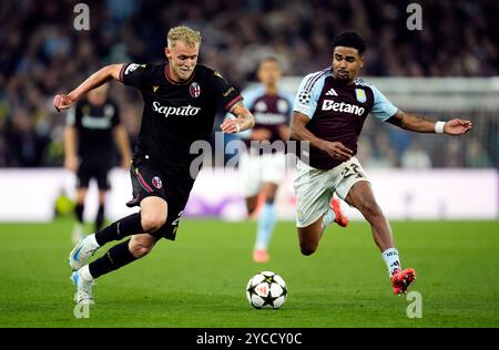 Jens Odgaard di Bologna e Ian Maatsen di Aston Villa (a destra) durante la partita della fase a gironi della UEFA Champions League a Villa Park, Birmingham. Data foto: Martedì 22 ottobre 2024. Foto Stock