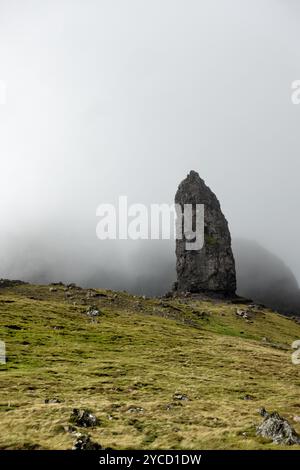 Vecchio di Storr, Isola di Skye, catena montuosa scozzese con erba verde e spesse nuvole e nebbia alle spalle, in un giorno d'estate Foto Stock