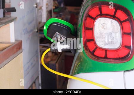 Energia rinnovabile. Stazione di ricarica per veicoli elettrici installata in un complesso residenziale. Trasporto ecologico. Foto Stock