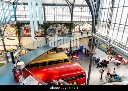 Interno del London Transport Museum all'interno dell'ex edificio vittoriano del mercato ortofrutticolo, Londra, Inghilterra Foto Stock