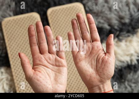 primo piano del palmo della giovane donna bianca dopo aver toccato le unghie del sadhu con i palmi. pratica yoga, meditazione e relax. Foto di alta qualità Foto Stock