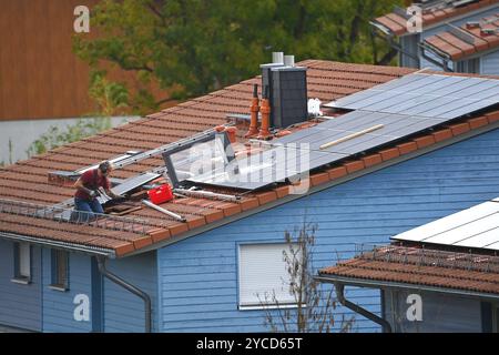 Einfamilienhaus mit Photovoltaikanlage: Arbeiter bei der Montage von Solarpanels auf einem Hausdach. Solarzellen,Solarmodule, Wohnhaus, Solarstrom,Solarenergie,PV-Anlage *** Casa unifamiliare con lavoratori che installano pannelli solari sul tetto di una casa celle solari, moduli solari, casa residenziale, energia solare, energia solare, energia solare, impianto FV Foto Stock