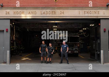 New York, Stati Uniti. 21 ottobre 2024. I membri dei vigili del fuoco di New York vengono visti in una caserma dei vigili del fuoco della FDNY a Manhattan, New York. (Foto di Jimin Kim/SOPA Images/Sipa USA) credito: SIPA USA/Alamy Live News Foto Stock