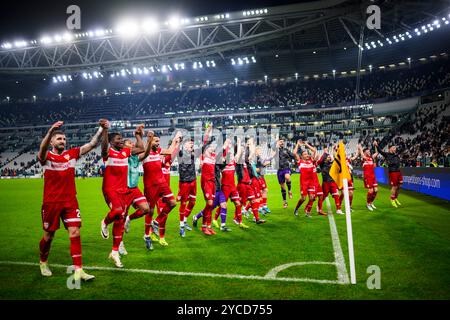 Torino, Italia. 22 ottobre 2024. Calcio: Champions League, Juventus Torino - VfB Stoccarda, turno preliminare, partita 3, Stadio Allianz. I giocatori del VfB Stuttgart celebrano la loro vittoria con i tifosi dopo la partita. Credito: Tom Weller/dpa/Alamy Live News Foto Stock