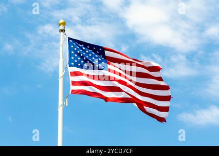 Bandiera americana che fluttua nel vento Foto Stock