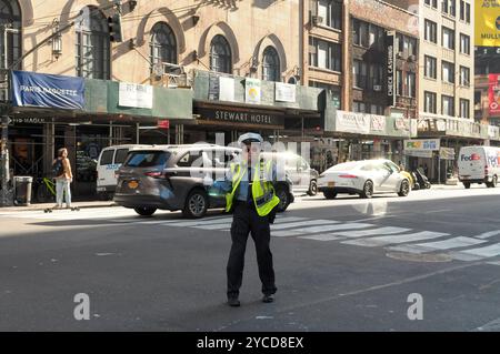 New York, Stati Uniti. 21 ottobre 2024. Un agente del traffico del dipartimento di polizia di New York viene visto per strada a Manhattan, New York. (Credit Image: © Jimin Kim/SOPA Images via ZUMA Press Wire) SOLO PER USO EDITORIALE! Non per USO commerciale! Foto Stock