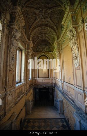 Grande sala barocca decorata nella vecchia villa di Brusnitsyns a San Pietroburgo, Russia, 12 maggio 2024. Foto Stock