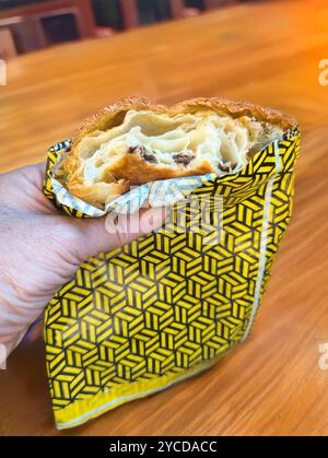 Primo piano di deliziosi croissant al cioccolato parzialmente mangiati. Foto Stock