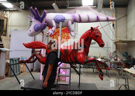 Città del Messico, Messico. 22 ottobre 2024. Una persona che produce un pezzo di fibre di vetro e resina per galleggiante allegorico che verrà utilizzato come parte della Mega Day of the Dead Parade presso la fabbrica di arti e artigianato El Volador, è uno dei laboratori incaricati di realizzare i carri, i costumi e il monumentale burattino ajolote che condurrà la prossima parata dia de Muertos a città del Messico. Il 22 ottobre 2024 a città del Messico, Messico. (Foto di Carlos Santiago/ credito: Eyepix Group/Alamy Live News Foto Stock