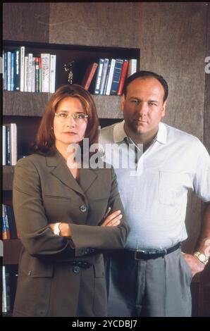 22 ottobre 2024, Hollywood, California, USA: DATA DI USCITA: 1999 TITOLO: The Sopranos STUDIO: HBO/Cinemax TRAMA: Il boss della mafia del New Jersey Tony Soprano affronta questioni personali e professionali nella sua vita domestica e commerciale che influenzano il suo stato mentale, portandolo a cercare consulenza psichiatrica professionale. PROTAGONISTA: Lorraine Bracco, James Galdofini (immagine di credito: © Entertainment Pictures via ZUMA Press) SOLO PER USO EDITORIALE! Non per USO commerciale! Foto Stock