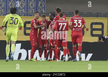 Alessandro bianco dei giocatori dell'AC Monza e del Monza giubilita dopo aver segnato la rete durante Hellas Verona FC vs AC Monza, 8Â° serie A Enilive 2024-25 partita allo stadio Marcantonio Bentegodi di Verona (VR), il 21 ottobre 2024. Foto Stock