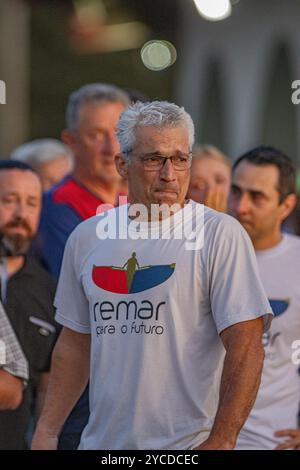 Pelotas, Brasile. 22 ottobre 2024. RS - PELOTAS - 10/22/2024 - PELOTAS, RISVEGLIO COLLETTIVO PER GLI ATLETI DI CANOTTAGGIO - movimento al Clube Centro Portugues 1&#xba; de Dezembro nella città di Pelotas, questo martedì (22), durante la veglia collettiva per le vittime di un incidente su BR-376 a Guaratuba-PR. Gli atleti, di età compresa tra i 17 e i 21 anni, stavano tornando dal Campionato brasiliano di canottaggio a San Paolo, quando un camion si è ribaltato sul veicolo che trasportava il gruppo. Nove persone sono morte, sette atleti e l'allenatore della squadra. Foto: Volmer Perez/AGIF credito: AGIF/Alamy Live News Foto Stock