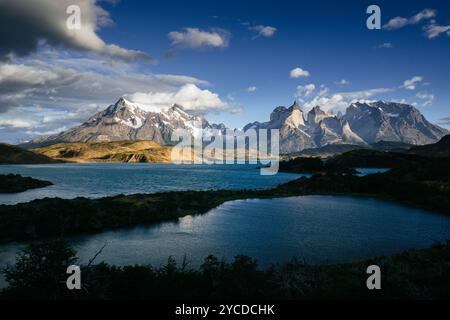 Splendida vista di Torres del Paine in Patagonia, Cile. Le vette maestose si riflettono sui tranquilli laghi, catturando la bellezza incontaminata del parco nazionale. Foto Stock