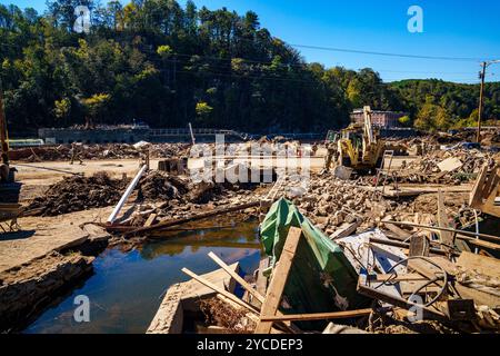 Jacob Chipman, assegnato alla 882nd Engineer Company, North Carolina National Guard, esce da un High Mobility Engineer Excavator mentre ripulisce i detriti da un canale di drenaggio critico a Marshall, North Carolina, 18 ottobre 2024. La Joint Task Force North Carolina lavora 24 ore al giorno, in una dozzina di contee, per ottenere l'aiuto di cui hanno bisogno. (Foto dell'esercito degli Stati Uniti di staff Sgt. Joe Roudabush) Foto Stock