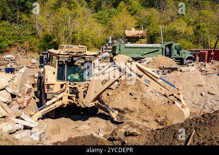 Joahan Hernandez, assegnato alla 882nd Engineer Company, North Carolina National Guard, gestisce un escavatore ad alta mobilità per eliminare i detriti rimossi con pala da un tunnel di drenaggio critico a Marshall, North Carolina, 18 ottobre 2024. La Joint Task Force North Carolina lavora 24 ore al giorno, in una dozzina di contee, per ottenere l'aiuto di cui hanno bisogno. (Foto dell'esercito degli Stati Uniti di staff Sgt. Joe Roudabush) Foto Stock