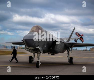 Un F-35A Lightning II dell'USAF viene ispezionato prima di una prestazione dall'F-35 Demonstration Team, mentre un altro ACT si esibisce in background durante uno spettacolo aereo alla Jacksonville Naval Air Station, in Florida, il 20 ottobre 2024. Il Demo Team si esibisce in vari airshow in tutto il mondo per mostrare la potenza, l'agilità e la letalità del caccia americano di quinta generazione. (Foto U.S. Air Force del Senior Airman Nicholas Rupiper) Foto Stock