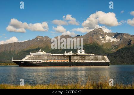 La nave da crociera effettua manovre nella Resurrection Bay mentre parte da Seward nell'Alaska centro-meridionale. Foto Stock