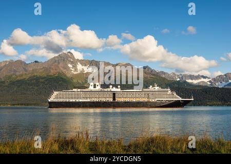 La nave da crociera effettua manovre nella Resurrection Bay mentre parte da Seward nell'Alaska centro-meridionale. Foto Stock