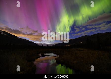 Aurora Boreale durante il crepuscolo civile nell'Alaska centro-meridionale. Foto Stock