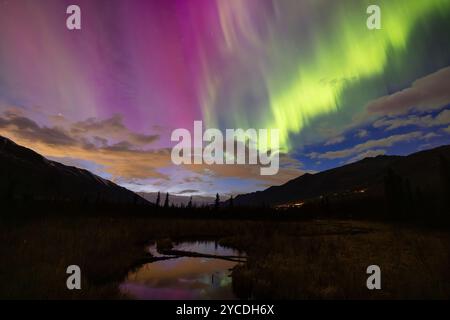 Aurora Boreale durante il crepuscolo civile nell'Alaska centro-meridionale. Foto Stock