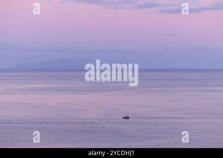 Tour in barca sul mare in serata. Il mare è bellissimo. Isola di Madeira, Portogallo Foto Stock