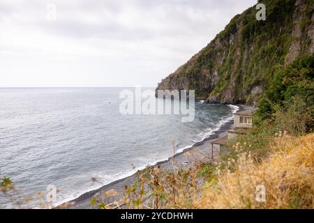 Vista sulla spiaggia di Praia dos Anjos. Situato tra Ponta do Sol e Madalena do Mar. Isola di Madeira, Portogallo Foto Stock