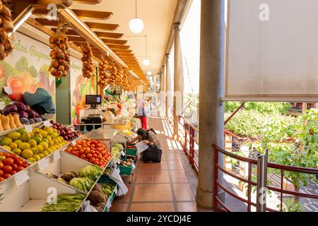 Funchal, Madeira - 01.10.2024: Persone che acquistano frutta e verdura nel mercato agricolo (Mercado dos Lavradores), nella città di Funchal. Isola di Madeira, Foto Stock