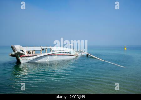 Relitto di una nave a vela in acque cristalline in una mattina nebbiosa, Moon Point, Fraser Island, Kgari, Hervey Bay, Queensland, Australia Foto Stock