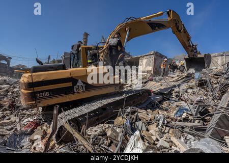 Beirut, Libano. 22 ottobre 2024. I soccorritori usano un escavatore per cercare tra le macerie nel sobborgo di Jnah a Beirut il 22 ottobre 2024. Israele ha preso di mira la zona la notte prima, uccidendo almeno 18 persone. (Foto di Collin Mayfield/Sipa USA) credito: SIPA USA/Alamy Live News Foto Stock