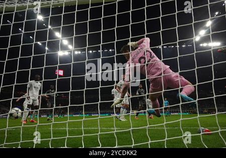 Milano, Italia. 22 ottobre 2024. Il portiere del Club Brugge Simon Mignolet (davanti) non riesce a salvare il gol del Milan Christian Pulisic durante la partita di UEFA Champions League tra l'AC Milan e il Club Brugge a Milano, Italia, 22 ottobre 2024. Crediti: Alberto Lingria/Xinhua/Alamy Live News Foto Stock