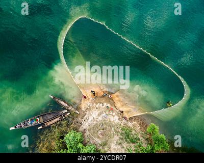 Rangamati, Rangamati, Bangladesh. 22 ottobre 2024. 22 ottobre 2024, Rangamati, Bangladesh:. Una vista aerea mostra le popolazioni tribali locali che pescano con barche e grandi reti colorate nel lago Kaptai a Rangamati, Bangladesh, il 22 ottobre 2024. (Credit Image: © Muhammad Amdad Hossain/ZUMA Press Wire) SOLO PER USO EDITORIALE! Non per USO commerciale! Foto Stock